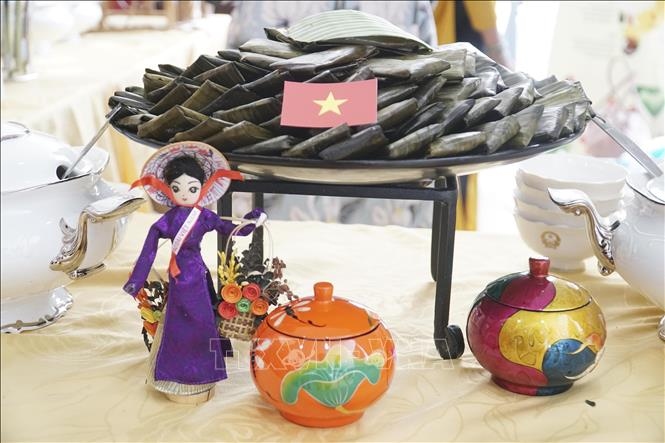 Vietnamese culture promoted to international friends in Laos
